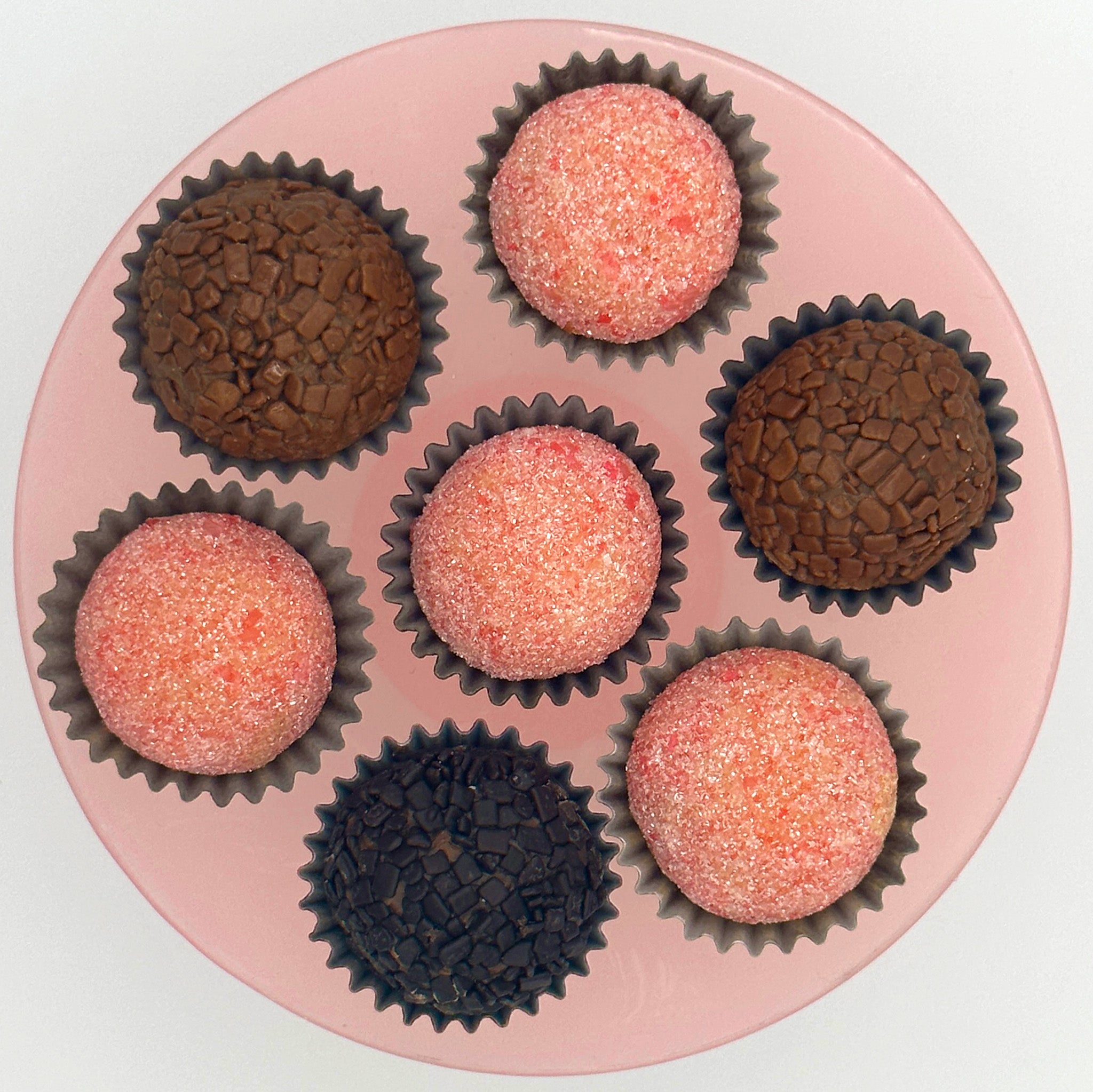 Plate with 7 brigadeiros mixed chocolate and strawberry